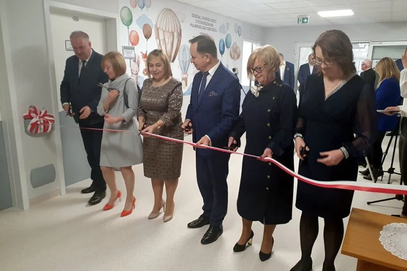 Uczestnicy uroczystości z okazji otwarcia zmodernizowanych oddziałów szpitalnych w Przemyślu