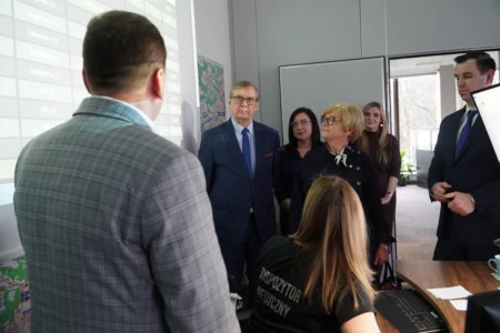 Wojewoda z wizytą w Centrum Powiadamiania Ratunkowego w Rzeszowie