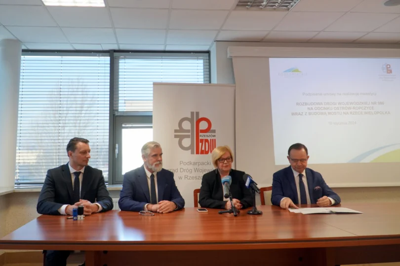 Wojewoda podczas konferencji prasowej