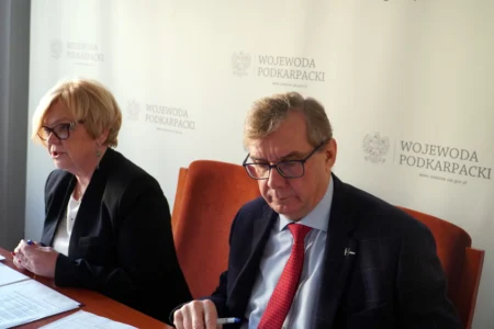 Uczestnicy konferencji prasowej wojewody