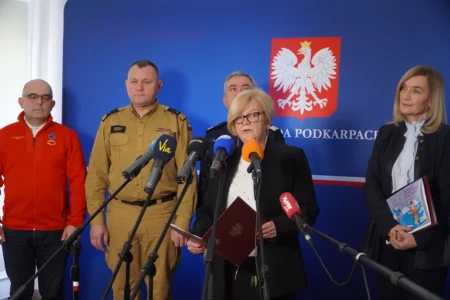 Uczestnicy konferencji prasowej wojewody