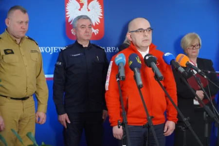 Uczestnicy konferencji prasowej wojewody