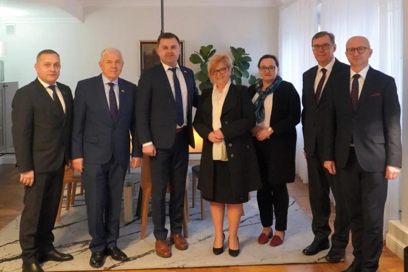 Konsul generalny Ukrainy z wizytą u wojewody Wojewoda podkarpacki Teresa Kubas-Hul spotkała się z konsulem generalnym Ukrainy w Lublinie Olehem Kutsem, konsulem Vasylem Yordanem oraz konsulem honorowym Ukrainy w Przemyślu Aleksandrem Baczykiem. Wizyta miała charakter kurtuazyjny. Rozmowy dotyczyły m. in. polsko-ukraińskiej współpracy transgranicznej oraz infrastruktury przejść granicznych - zwłaszcza w kontekście budowy przejścia drogowego w Malhowicach. Konsul generalny Ukrainy Oleh Kuts odniósł się do wsparcia udzielonego przez nasz region w kryzysie uchodźczym, a także do ostatnich skutecznych działań, które doprowadziły do zawieszenia protestu przewoźników na drogowych przejściach granicznych z Ukrainą, w tym na przejściu w Korczowej w naszym województwie. W dzisiejszym spotkaniu, które odbyło się w Podkarpackim Urzędzie Wojewódzkim w Rzeszowie wzięli również udział dyrektor generalny Podkarpackiego Urzędu Wojewódzkiego w Rzeszowie Tomasz Cyran oraz dyrektor Biura Wojewody Podkarpackiego Jerzy Tabin.