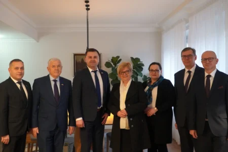 Konsul generalny Ukrainy z wizytą u wojewody Wojewoda podkarpacki Teresa Kubas-Hul spotkała się z konsulem generalnym Ukrainy w Lublinie Olehem Kutsem, konsulem Vasylem Yordanem oraz konsulem honorowym Ukrainy w Przemyślu Aleksandrem Baczykiem. Wizyta miała charakter kurtuazyjny. Rozmowy dotyczyły m. in. polsko-ukraińskiej współpracy transgranicznej oraz infrastruktury przejść granicznych - zwłaszcza w kontekście budowy przejścia drogowego w Malhowicach. Konsul generalny Ukrainy Oleh Kuts odniósł się do wsparcia udzielonego przez nasz region w kryzysie uchodźczym, a także do ostatnich skutecznych działań, które doprowadziły do zawieszenia protestu przewoźników na drogowych przejściach granicznych z Ukrainą, w tym na przejściu w Korczowej w naszym województwie. W dzisiejszym spotkaniu, które odbyło się w Podkarpackim Urzędzie Wojewódzkim w Rzeszowie wzięli również udział dyrektor generalny Podkarpackiego Urzędu Wojewódzkiego w Rzeszowie Tomasz Cyran oraz dyrektor Biura Wojewody Podkarpackiego Jerzy Tabin.