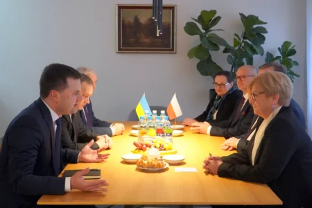 Konsul generalny Ukrainy z wizytą u wojewody Wojewoda podkarpacki Teresa Kubas-Hul spotkała się z konsulem generalnym Ukrainy w Lublinie Olehem Kutsem, konsulem Vasylem Yordanem oraz konsulem honorowym Ukrainy w Przemyślu Aleksandrem Baczykiem. Wizyta miała charakter kurtuazyjny. Rozmowy dotyczyły m. in. polsko-ukraińskiej współpracy transgranicznej oraz infrastruktury przejść granicznych - zwłaszcza w kontekście budowy przejścia drogowego w Malhowicach. Konsul generalny Ukrainy Oleh Kuts odniósł się do wsparcia udzielonego przez nasz region w kryzysie uchodźczym, a także do ostatnich skutecznych działań, które doprowadziły do zawieszenia protestu przewoźników na drogowych przejściach granicznych z Ukrainą, w tym na przejściu w Korczowej w naszym województwie. W dzisiejszym spotkaniu, które odbyło się w Podkarpackim Urzędzie Wojewódzkim w Rzeszowie wzięli również udział dyrektor generalny Podkarpackiego Urzędu Wojewódzkiego w Rzeszowie Tomasz Cyran oraz dyrektor Biura Wojewody Podkarpackiego Jerzy Tabin.