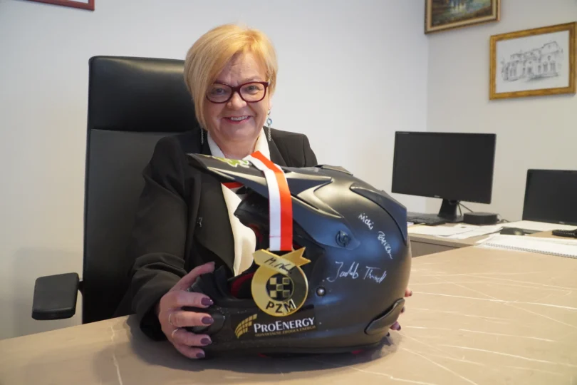 Wojewoda podkarpacki Teresa Kubas-Hul p[ozuje z kaskiem, który trafi na licytację WOŚP