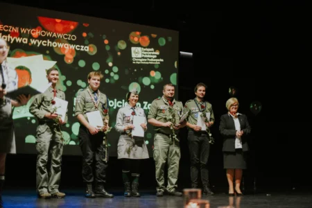 Uczestnicy gali harcerskiej