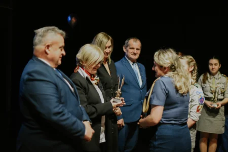 Uczestnicy gali harcerskiej