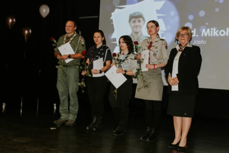 Uczestnicy gali harcerskiej