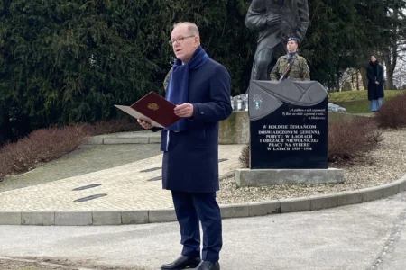 Uczestnicy uroczystości upamiętniających 84. rocznicę masowej deportacji Polaków na Sybir