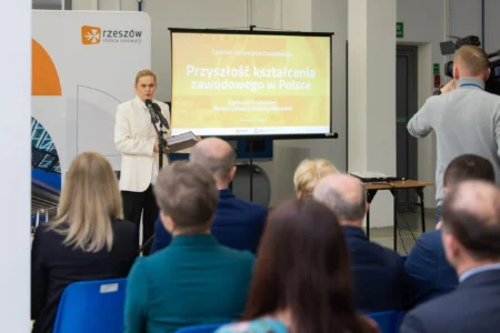 Uczestnicy spotkania na temat przyszłości kształcenia zawodowego