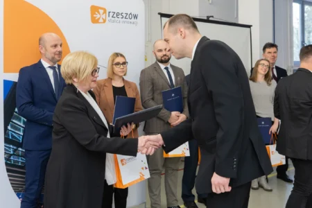 Uczestnicy spotkania na temat przyszłości kształcenia zawodowego