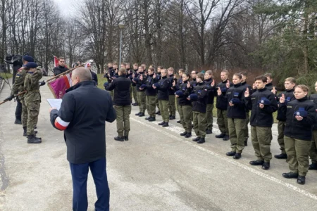 Uczestnicy uroczystości upamiętniających 84. rocznicę masowej deportacji Polaków na Sybir