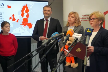 Uczestnicy obchodów 112