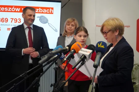 Uczestnicy obchodów 112
