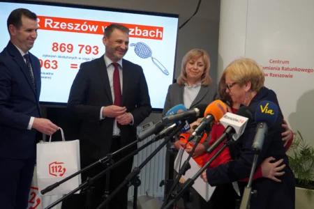 Uczestnicy obchodów 112