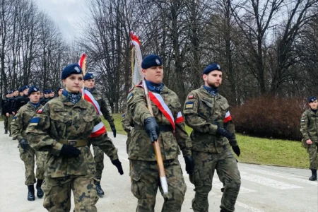Uczestnicy uroczystości upamiętniających 84. rocznicę masowej deportacji Polaków na Sybir