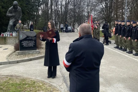 Uczestnicy uroczystości upamiętniających 84. rocznicę masowej deportacji Polaków na Sybir