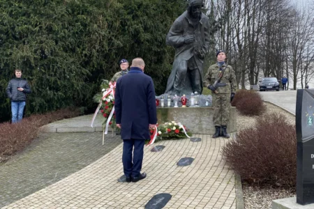 Uczestnicy uroczystości upamiętniających 84. rocznicę masowej deportacji Polaków na Sybir