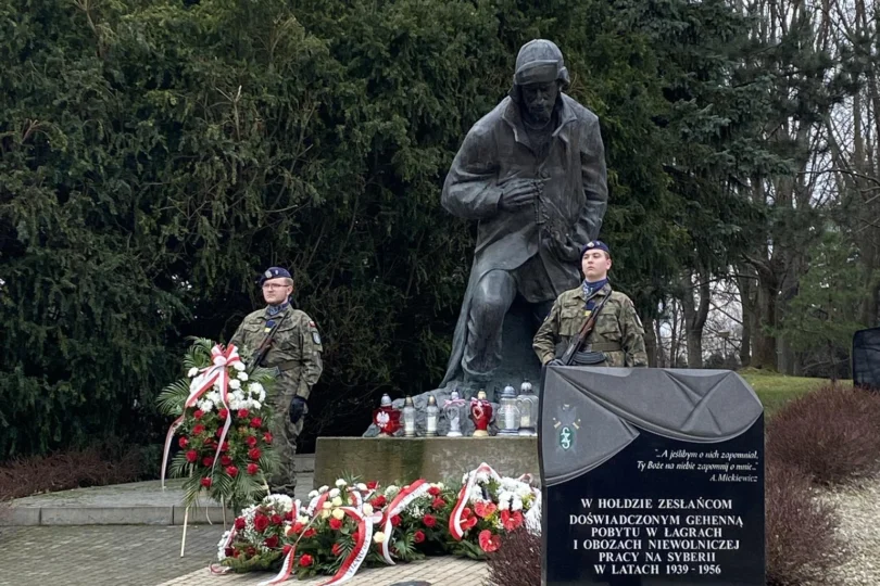 Uczestnicy uroczystości upamiętniających 84. rocznicę masowej deportacji Polaków na Sybir