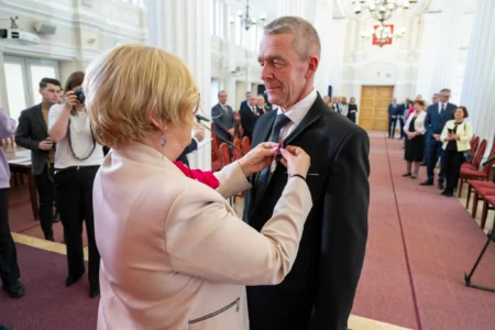 Wojewoda podkarpacki Teresa Kubas-Hul wręcza odznaczenia państwowe