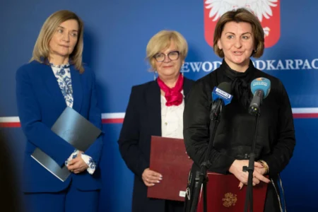 Uczestnicy konferencji prasowej wojewody