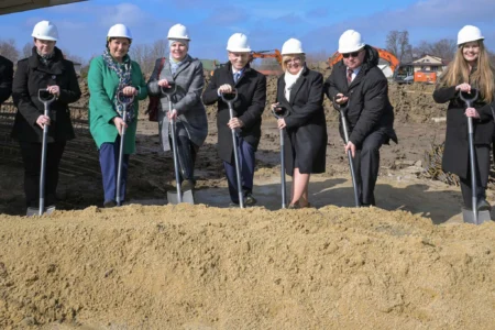 Uczestnicy uroczystości wbicia łopaty pod budowę szkoły w Ropczycach