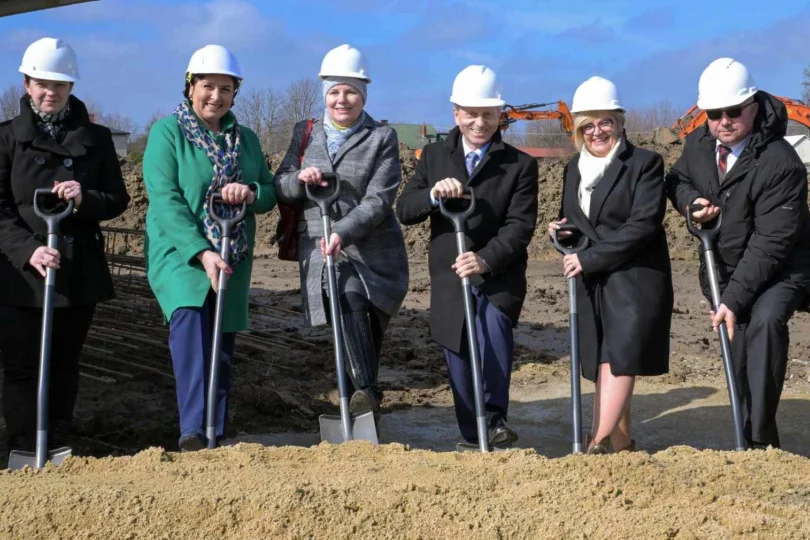 Uczestnicy uroczystości wbicia łopaty pod budowę szkoły w Ropczycach