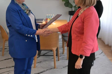Wojewoda podkarpacki Teresa Kubas-Hul wręcza