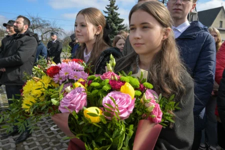 Uczestnicy uroczystości wbicia łopaty pod budowę szkoły w Ropczycach