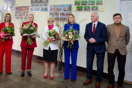 Uczestnicy spotkania z minister edukacji Barbarą Nowacką