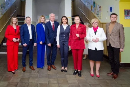 Uczestnicy spotkania z minister edukacji Barbarą Nowacką