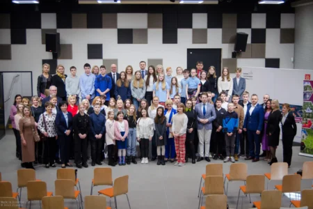 Uczestnicy spotkania z minister edukacji Barbarą Nowacką