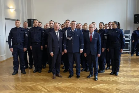 Uczestnicy ceremonii ślubowania policjantów