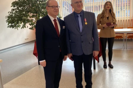 Wicewojewoda podczas uroczystości wręczenia odznaczeń państwowych