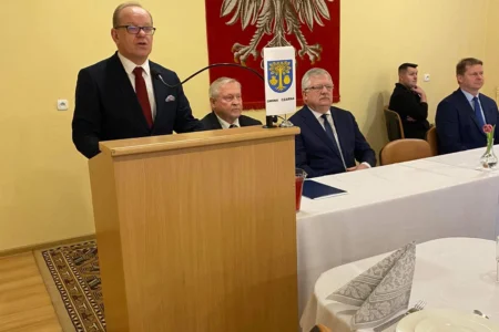 Wicewojewoda przemawia podczas uroczystości