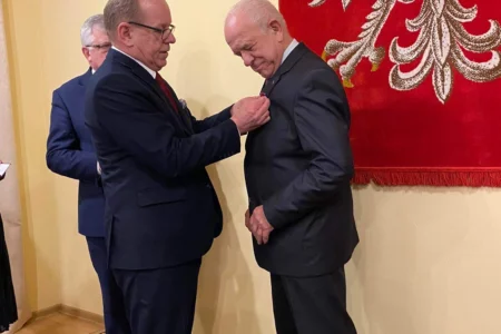 Wicewojewoda wręcza odznaczenie państwowe