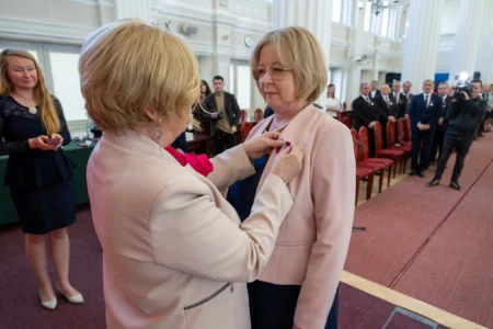 Wojewoda podkarpacki Teresa Kubas-Hul wręcza odznaczenia państwowe