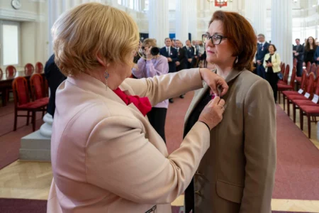 Wojewoda podkarpacki Teresa Kubas-Hul wręcza odznaczenia państwowe