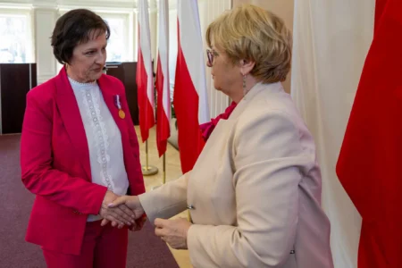 Wojewoda podkarpacki Teresa Kubas-Hul wręcza odznaczenia państwowe