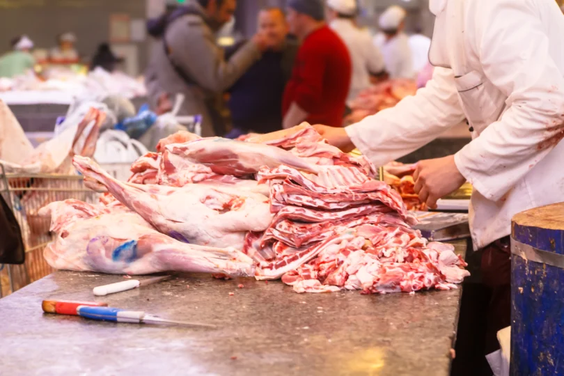 Sprzedaż mięsa na targowisku.
