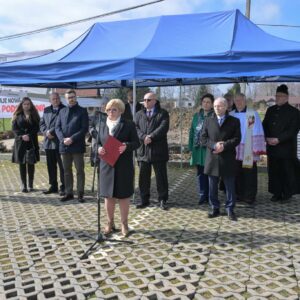 Uczestnicy uroczystości wbicia łopaty pod budowę szkoły w Ropczycach