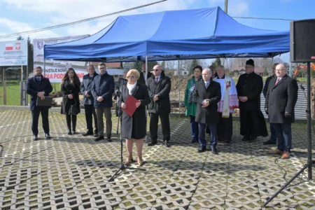 Uczestnicy uroczystości wbicia łopaty pod budowę szkoły w Ropczycach