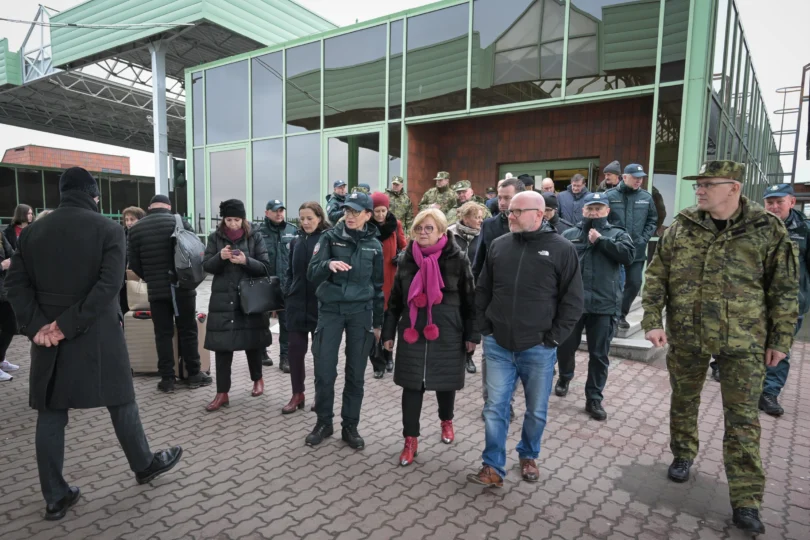 Wojewoda podkarpacki Teresa Kubas-Hul z wiceministrem Maciejem Duszczykiem na granicy polsko-ukraińskiej.