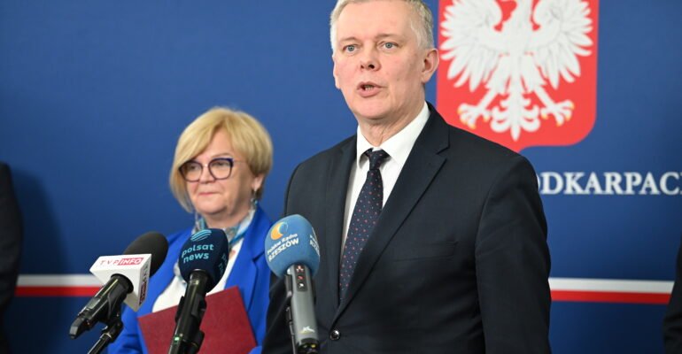 Minister Tomasz Siemoniak i wojewoda podkarpacki Teresa Kubas-Hul podczas konferencji prasowej w Podkarpackim Urzędzie Wojewódzkim.