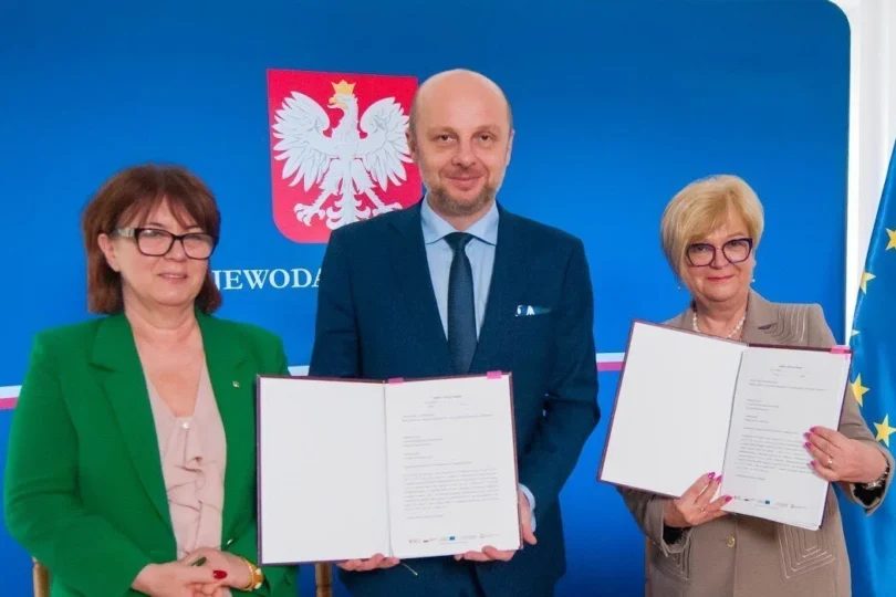 W uroczystym podpisaniu umowy na dofinansowanie budowy żłobków w Rzeszowie wzięli udział: Teresa Kubas-Hul, Wojewoda Podkarpacki, Konrad Fijołek, prezydent Rzeszowa oraz Krystyna Stachowska, wiceprezydent Rzeszowa.