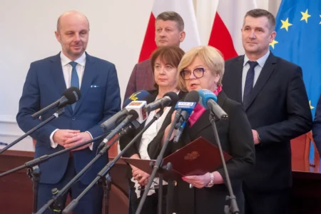 Uczestnicy konferencji prasowej wojewody