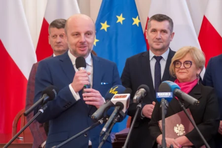 Uczestnicy konferencji prasowej wojewody