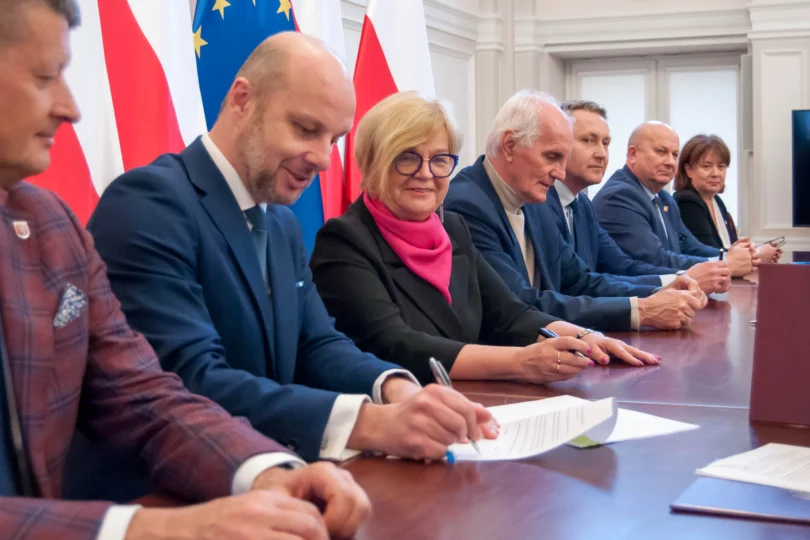 Uczestnicy konferencji prasowej wojewody