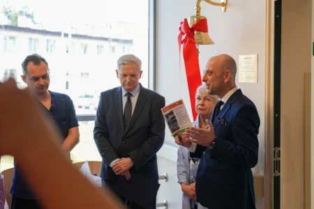 Wicewojewoda Paweł Bartoszek podczas uroczystości w szpitalu